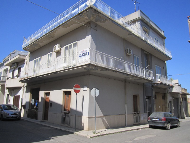 CASA SINGOLA IN COMISO